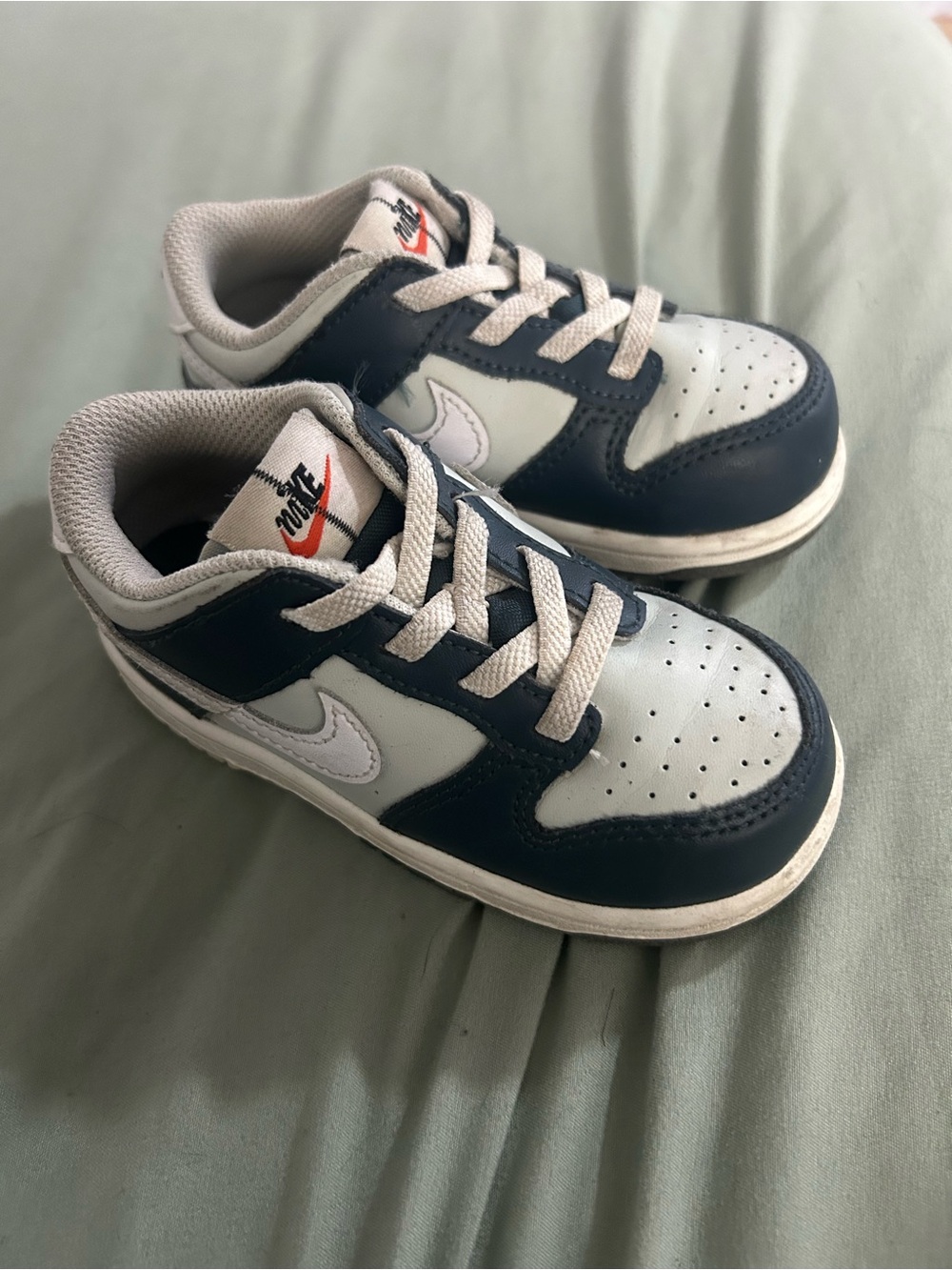 Nike Kids Low-Top Sneakers in White and Navy Blue size 8C